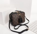 lv-louis-vuitton-sac-bandouliere-femme-saintonge-s.jpg