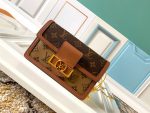 louis-vuitton-dauphine-chain-wallet-monogram-small-leather-goods-M68746_PM2_Front-view.png