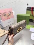 gucci-mini-gg-supreme-blondie-bag_19212129_44183047_800.jpg