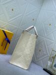 LVBAGS-1-3_0d135c47-5b2a-4689-b081-e67bdfbd5b1c.png