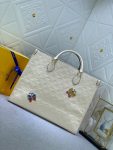 LVBAGS-1-3_0d135c47-5b2a-4689-b081-e67bdfbd5b1c.png