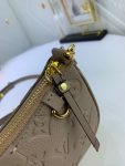 louis-vuitton-easy-pouch-on-strap-g01.jpg