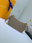 louis-vuitton-easy-pouch-on-strap-g01.jpg